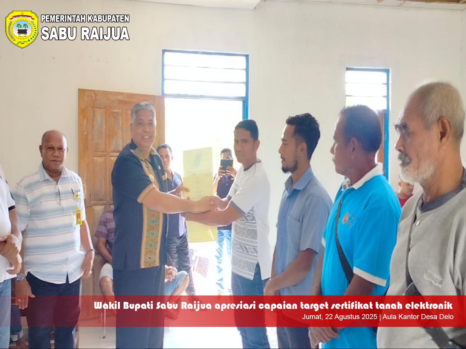 https://saburaijuakab.go.id/uploads/2025/WKDH/Wabup Sabu Raijua apresiasi E-Sertifikat Tanah.jpg